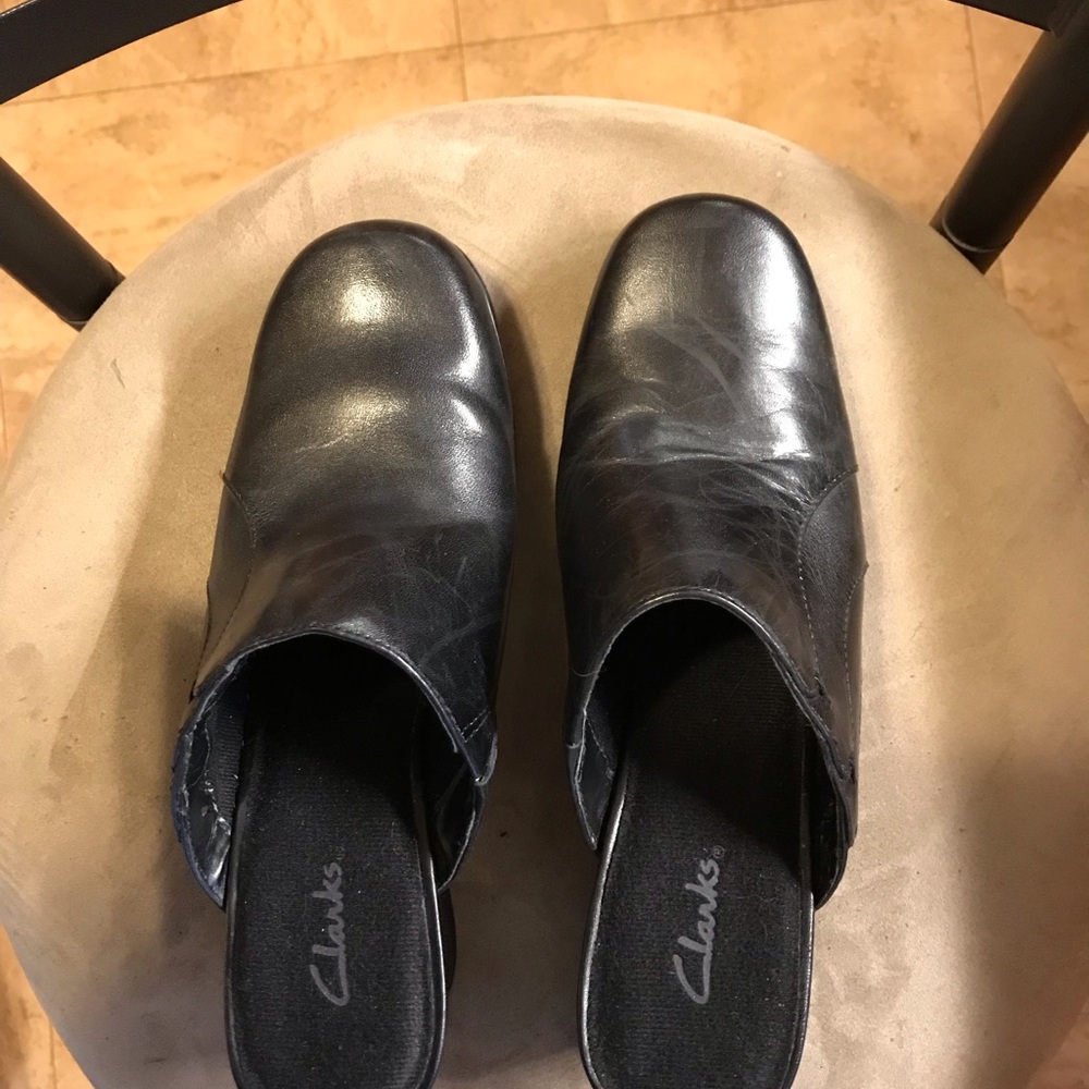Womens Clark’s Clogs, size 7.  Signs of light wear but in great shape - Picture 5 of 5